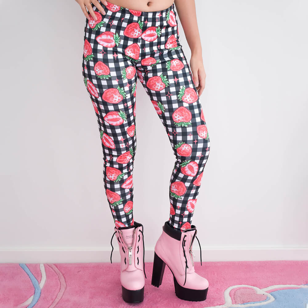 Strawberry Leggings - Black ๐